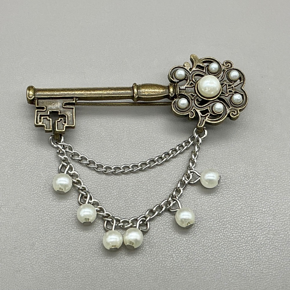 Vintage Key Brooch Pin Women Gold Silver Faux Pearl Dangle Chain Steampunk Style